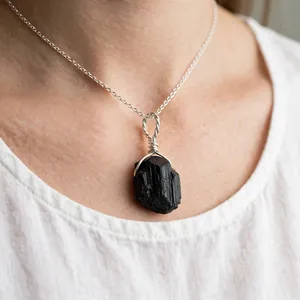 Collar de Turmalina Negra Natural en Bruto de 20 mm, Colgante de Piedra Natural Envolvente en Alambre de Latón, Acabado en Plata, Oro y Oro Rosa, Minimalista, Unisex - Product Image 4