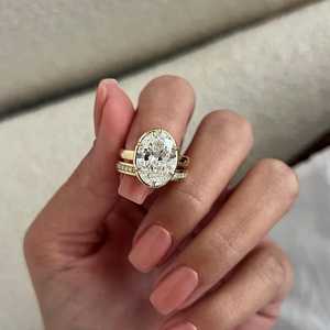 Ensemble de Bague de Fiançailles UNIQUE avec Diamant Oval de 5 Carats Cultivé en Laboratoire, Sertissage Géorgien à Griffes, en Or Jaune, Ensemble Nuptial Assorti - Product Image 2