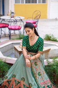 ชุดเลเฮนกาโชลีสำหรับงานเทศกาล ประดับลูกไม้ พร้อมลายพิมพ์สวยงามและประกายวิบวับสุดโดดเด่น - Product Image 5