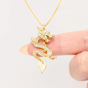 Collar con Colgante de Dragón en Oro Amarillo con Diamante Cultivado en Laboratorio - Product Image 4