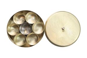 Conteneur à épices artisanal en laiton de qualité supérieure - 8 pouces |   Masala Dani gravé par un designer pour la cuisine |   Boîte de rangement pour épices indiennes de luxe - Product Image 2