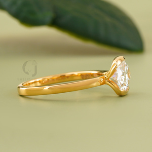 Bague de fiançailles solitaire moderne en or jaune 14 carats avec diamant ovale de laboratoire VVS DEF 2 carats serti clos, bijoux de mariage en or jaune - Product Image 3