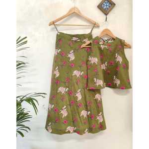 Ensemble jupe et haut The Quince Life Pichwai taille XS vert olive - Product Image 2