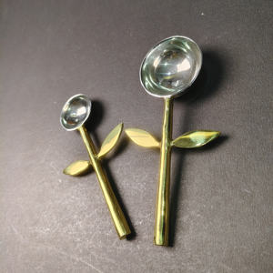 Cuillères à mesurer élégantes en forme de tige de fleur dorée, cuillères à thé et à café créatives en laiton fini feuille pour une cuisine de luxe - Product Image 5