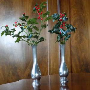 Vase à fleurs en métal artisanal, créé par des artisans expérimentés, au design unique et à l'attrait floral décoratif - Product Image 1