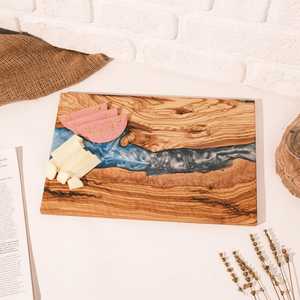 Planche à fromages et charcuteries en bois d'acacia naturel et résine, élégante, pour servir en cuisine lors de fêtes et réceptions, prix de gros - Product Image 1