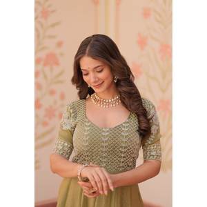 Belle robe de soirée avec broderie de perles pour les fêtes et les occasions spéciales - Product Image 4