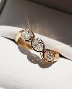 แหวนเพชรทรงรีสามเม็ด ดีไซน์หรูหราสำหรับผู้หญิง ทองคำแท้ 14k แหวนหมั้นสุดหรู สำหรับเป็นของขวัญแทนคำมั่นสัญญา - Product Image 6