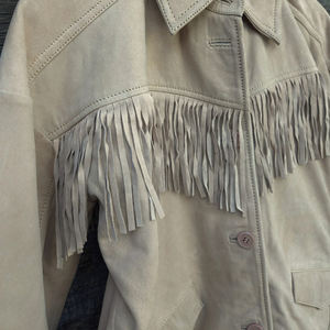 เสื้อแจ็คเก็ตหนังกลับผู้ชายผู้หญิง แต่งพู่ สไตล์ตะวันตก หรูหรา นุ่มสบาย แฟชั่นเสื้อนอก รับผลิตตามแบบ (OEM) ขายส่ง - Product Image 6