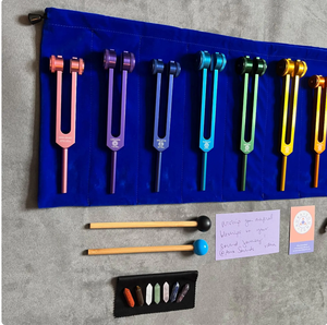 8 diapasons lestés colorés pour chakras, thérapie sonore par fréquences Hz + pieds en cristal et pierres semi-précieuses. - Product Image 1