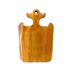 Esta elegante tabla de cortar de madera presenta un mango superior intrincadamente tallado a mano con un diseño distintivo para cortar verduras. - Product Image 4