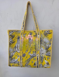 Sac fourre-tout en coton matelassé artisanal jaune vif d'inspiration safari avec imprimés de faune et de flore tropicales, fermeture éclair de haute qualité - Product Image 6