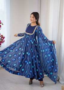 Conjunto de Pantalón y Dupatta de Seda de Alta Calidad para Niñas, Estilo Moderno, para Boda, Sin Arrugas, con Detalles Elaborados y Estampado - Product Image 3