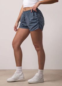 กางเกงวิ่งขาสั้นผู้หญิงสีน้ำเงินกรมท่าคุณภาพสูง โลโก้สั่งทำพิเศษ เอวยางยืด ผ้าไนลอนน้ำหนักเบา เหมาะสำหรับออกกำลังกายและโยคะ - Product Image 3