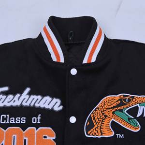 Veste bomber de haute qualité personnalisée en laine avec manches en cuir vert et broderie de patch en chenille pour femme, veste varsity courte - Product Image 5