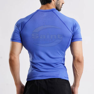 Camiseta de compresión ligera y ajustada para hombre, camiseta de compresión de color sólido de alta calidad para entrenamiento. - Product Image 2