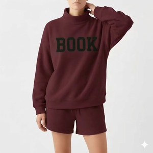 Conjunto de Camiseta de Cuello Alto y Pantalones Cortos para Mujer, Inspirado en la Estética Urbana, con un Look Atrevido y Contemporáneo - Product Image 1