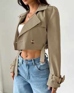 Chaqueta Corta Tipo Trench Urban Edge con Cinturón, Chaqueta Corta Estilo Trench en Color Caqui, Chaqueta Corta con Mangas Estructuradas y Estilo Utilitario - Product Image 2