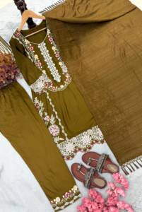 Ensemble de kurta pakistanais de créateur en faux georgette lourd avec broderie et travail de sequins, salwar kameez - Product Image 3