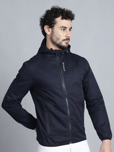 Herren Leichte Bikerjacke aus 100% Baumwolle in Marineblau, mit Kapuze und Reißverschlussdetail, langen Ärmeln, geradem Saum und zwei Vordertaschen. - Product Image 4