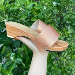 Sandales en bois vietnamiennes traditionnelles, sabots en bois naturel faits à la main pour un style folklorique et culturel - Product Image 2