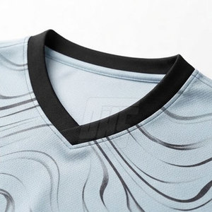 Maillot de sport premium à col en V, manches courtes, haute performance, anti-humidité, pour entraînements et matchs - Product Image 6