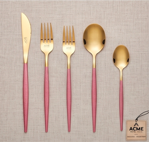 Juego de cubiertos Bella Pink Gold de doble tono en acero inoxidable con mango rosa mate PVD, apto para lavavajillas, para bodas y restaurantes. - Product Image 1