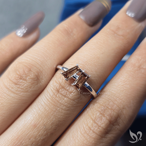 Anillo Toi et Moi con Diamante Cultivado en Laboratorio, Corte Baguette y Baguette Cónico, Color Marrón, Anillo de Compromiso de Dos Piedras, Anillo Geométrico Minimalista - Product Image 2