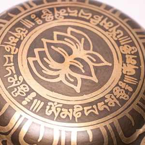 Bol chantant tibétain traditionnel martelé à la main avec 4 gravures de mandalas bouddhistes et des symboles sacrés de lotus et de sagesse bouddhiste - Product Image 5