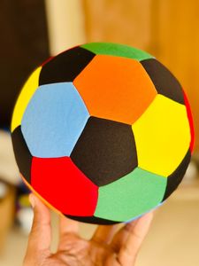 Qualité supérieure : apportez la joie du football en salle avec un ballon de football rembourré et doux ! Cette balle rembourrée de taille 4 est idéale pour une utilisation en intérieur en toute sécurité. - Product Image 4