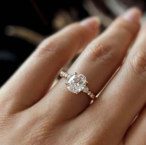 แหวนเงินแท้ 925 รูปไข่ประดับมอสซาไนต์ ชุบทอง 14K แบบหนามเตย สำหรับงานหมั้น งานเลี้ยง ของขวัญสุดโรแมนติกสำหรับเธอ - Product Image 4