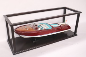 Vitrina para Riva Aquarama de 90 cm con marco de madera y plexiglás, protección duradera para el modelo durante la exhibición. - Product Image 3