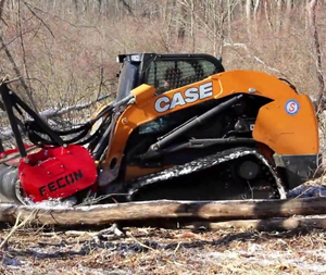 Cargadora Compacta de Orugas Duradera con Accesorio Desbrozador Forestal para Corte de Árboles, Eliminación de Maleza y Limpieza de Terrenos - Product Image 1