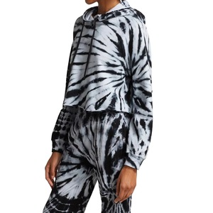 Sudadera con capucha corta personalizada para mujer, de algodón French Terry, con efecto Tie Dye en blanco y negro, con bajo sin rematar, OEM al por mayor - Product Image 5