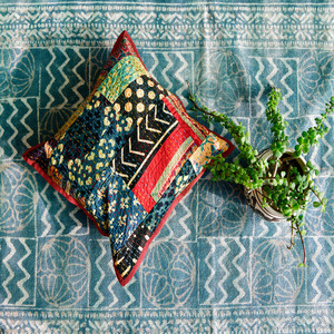 Funda de cojín de algodón estilo tradicional indio con diseño de patchwork en forma cuadrada con patrones geométricos y florales para decoración del hogar. - Product Image 2