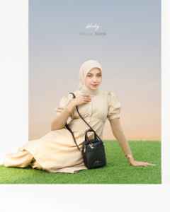 Sac à main en cuir synthétique de qualité supérieure avec fermeture éclair, bandoulière réglable, poche fonctionnelle et portefeuille intégré - Product Image 4