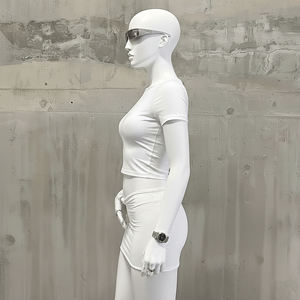 Ensemble deux pièces pour femmes, haut court à manches courtes blanc uni et mini-jupe taille en V assortie, vêtements de sport, OEM ODM, vente en gros - Product Image 4