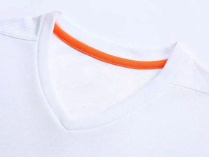 ชุดเสื้อฟุตบอลผู้ชายลายทางแบบสั่งทำ OEM พร้อมกางเกงขาสั้น คอวี ระบายเหงื่อได้ดี ทรงสปอร์ต เหมาะสำหรับฤดูร้อน - Product Image 4