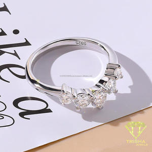 Bague de luxe en argent sterling 925 avec diamant moissanite VVS, trois pierres en cluster, pour la vente en gros de bijoux - Product Image 4