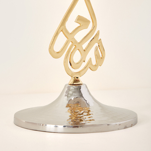 Esta taza plateada presenta un soporte caligráfico dorado único que combina un diseño elegante con una pieza decorativa llamativa. - Product Image 3