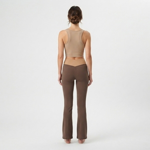 Ensemble de yoga contrastant beige et marron pour femme : débardeur court et leggings évasés taille haute – Tenue de sport et fitness - Product Image 4