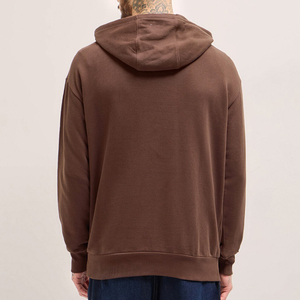 เสื้อฮู้ดโอเวอร์ไซส์สีน้ำตาลช็อกโกแลตสำหรับผู้ชายแบบสั่งทำพิเศษ พร้อมฮู้ดแบบมีเชือกผูกและกระเป๋าจิงโจ้ - Product Image 2