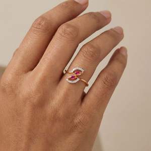 Diamante radiante natural de 0.08 quilates con certificación IGI, corte brillante redondo, en oro amarillo macizo, claridad VS-SI, color H-I - Product Image 1