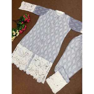 TOP ESTAMPADO DIGITAL GEORGETTE A LA MODA CON FONDO AZUL - Product Image 1