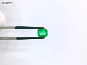 มรกตคุณภาพสูงจากแซมเบีย รูปทรงแปดเหลี่ยม 2 เม็ด คู่ น้ำหนัก 3.14 กะรัต พลอยธรรมชาติสีเขียวเข้ม ความใสระดับดี เหมาะสำหรับเครื่องประดับสั่งทำสุดหรู - Product Image 3