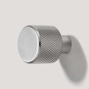 Bouton de meuble encastré rond en aluminium brossé avec dessus circulaire et finition argent satiné pour armoires de cuisine contemporaines - Product Image 4