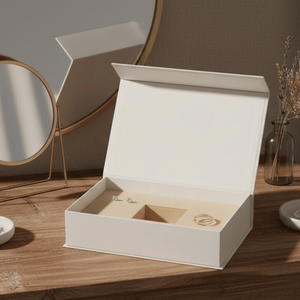 กล่องของขวัญเครื่องประดับแบบคราฟท์ที่เป็นมิตรกับสิ่งแวดล้อมและดูหรูหรา |   บรรจุภัณฑ์พกพาแบบแม่เหล็กเคลือบยูวีพร้อมฟองน้ำสำหรับใส่ต่างหูและแหวน - Product Image 1