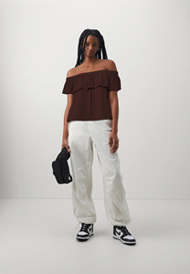Crop top premium pour femme, épaules dénudées, manches longues, style décontracté, coupe ample, matière respirante. - Product Image 1