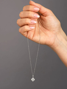 Collier pendentif trèfle en or jaune 14 carats avec diamant de laboratoire - Product Image 4