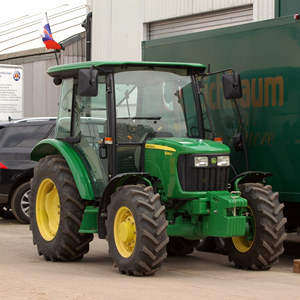 Tractor Agrícola John Deere 5065E de 65 Caballos de Fuerza, Tractor Agrícola de Servicio Pesado con Sistema Hidráulico Resistente y Transmisión Duradera Plus - Product Image 1
